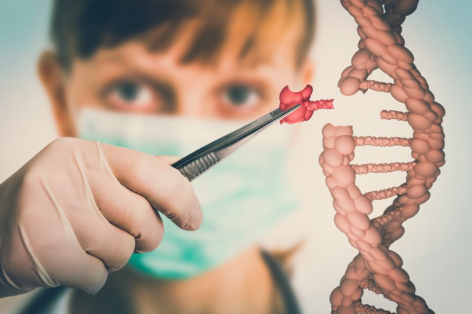 醫生使用鑷子擷取DNA結構,象徵基因操作與研究。